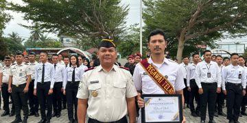 Kalapas Labuhan Ruku Beri Penghargaan Pegawai Teladan. 