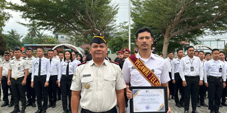 Kalapas Labuhan Ruku Beri Penghargaan Pegawai Teladan. 