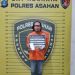 Tersangka saat di kantor polisi.