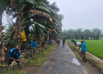 Kedes Sei Beluru Ajak Staf Desa Kerja Bakti Membersihkan Bahu Jalan