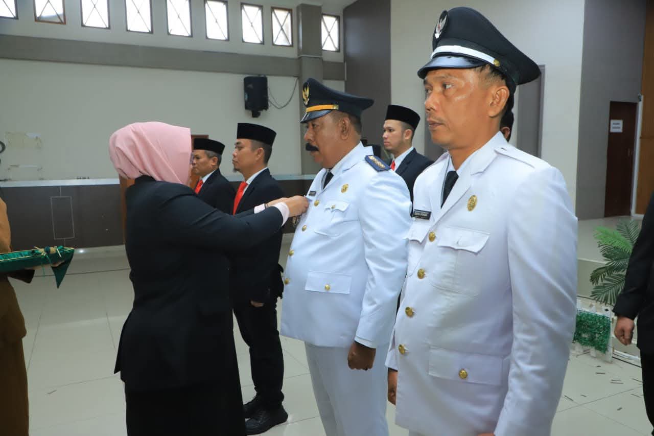 Sekda Kabupaten Labuhanbatu Utara, Dra. Hj. Susi Asmarani, melantik Pejabat Administrator dan Pejabat Pengawas, Jumat (6/2/2026).