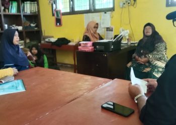 Orang tua siswa yang datang ke sekolah untuk mempertanyakan raibnya dana bantuan KIP.