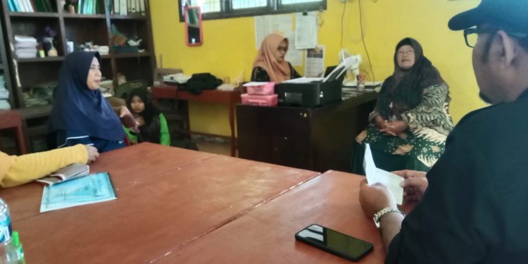 Orang tua siswa yang datang ke sekolah untuk mempertanyakan raibnya dana bantuan KIP.