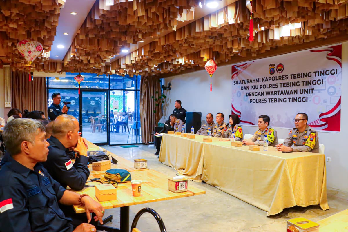 Silaturahmi dengan Wartawan, Kapolres Tebing Tinggi Berikan Kue HPN ke Insan Pers