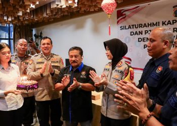 Silaturahmi dengan Wartawan, Kapolres Tebing Tinggi Berikan Kue HPN ke Insan Pers 