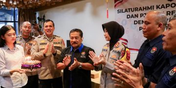 Silaturahmi dengan Wartawan, Kapolres Tebing Tinggi Berikan Kue HPN ke Insan Pers 