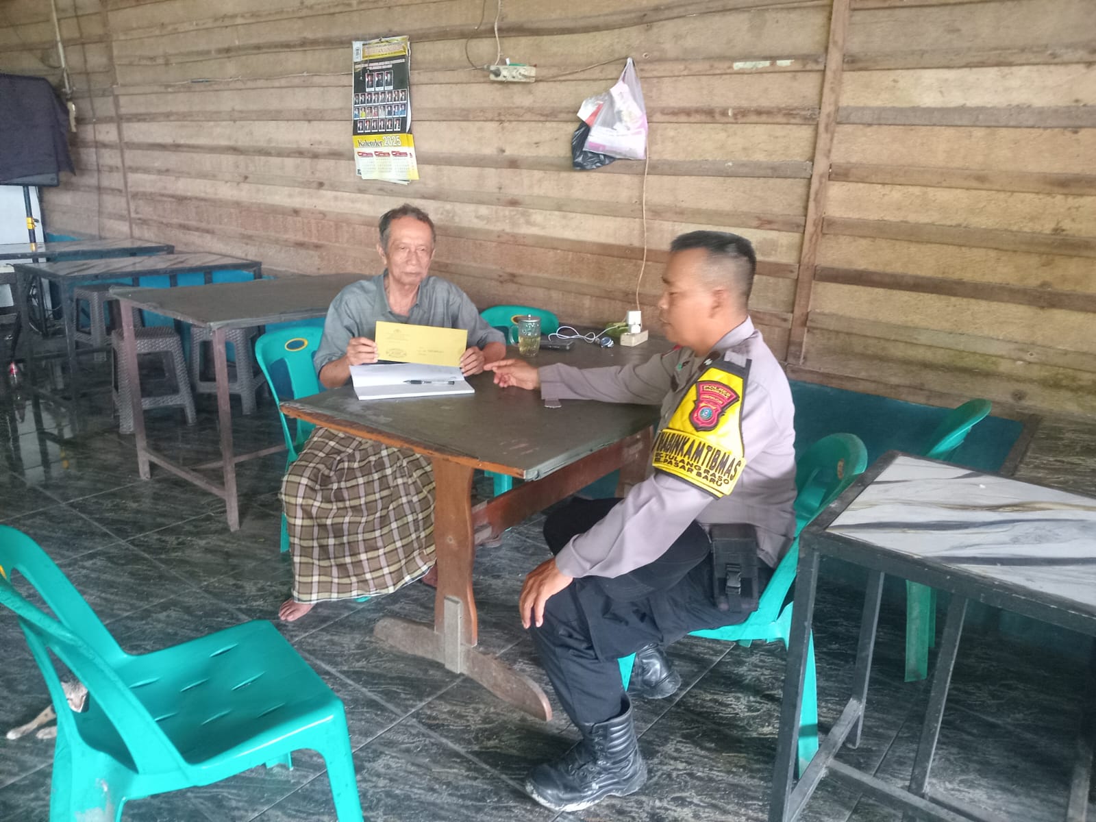 Personel Polsek Sei Tualang Raso Ajak Pemilik Cafe Jaga Kekondusifan