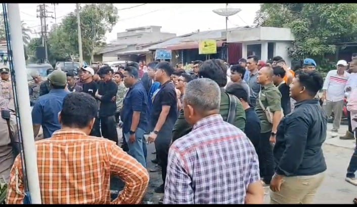 Aksi unjukrasa di depan Lapas Tanjungbalai. 