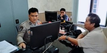 Korban saat membuat pengaduan ke Polres Batubara.