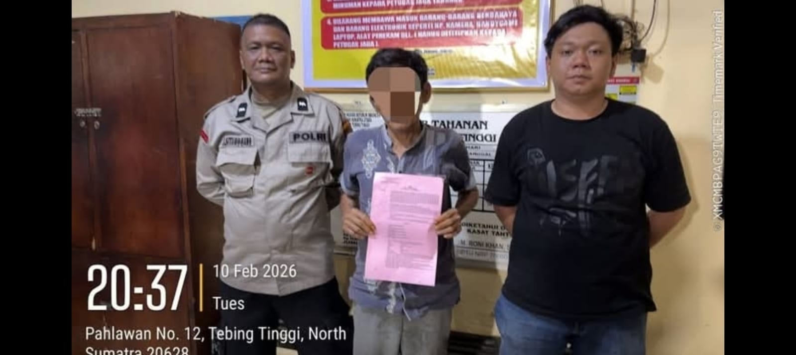 Tersangka pelemparan batu saat diamankan polisi. 