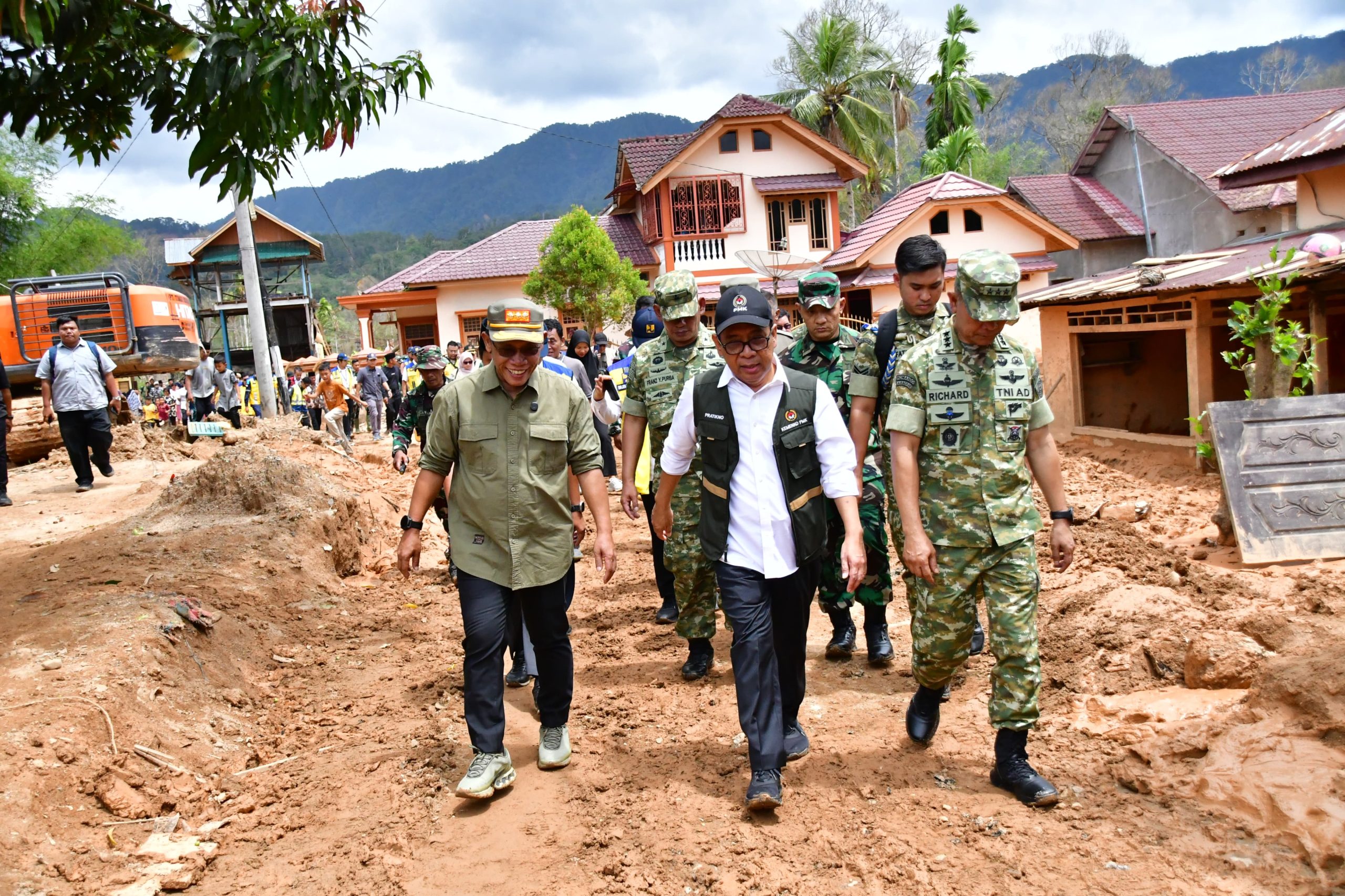 Menko PMK dan Kasum TNI Minta Percepatan Pemulihan Pascabanjir di Tapteng