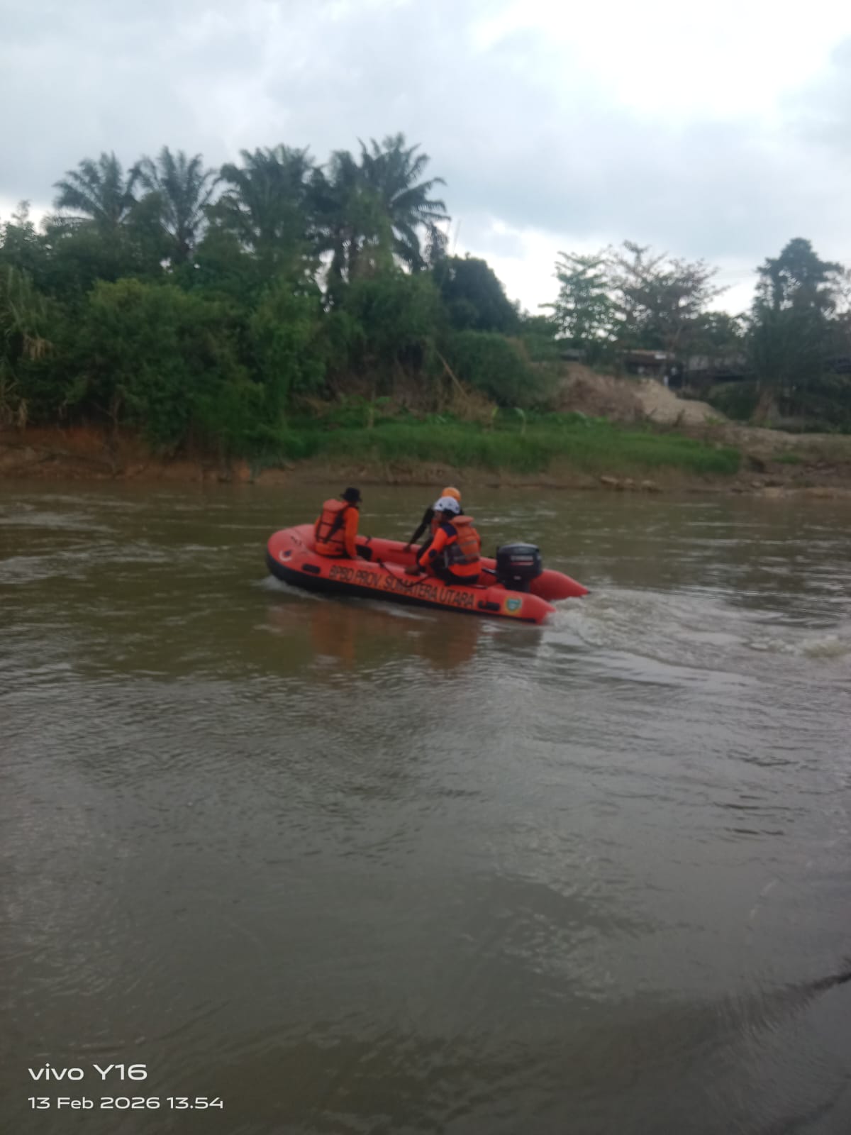 Tim SAR mencari korban yang hanyut di sungai silau.