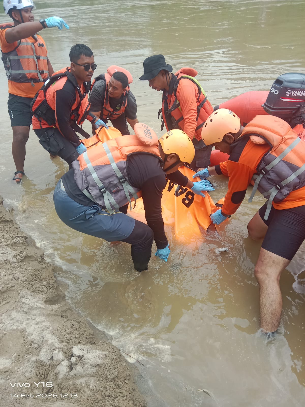 Tim SAR mengevakuasi jenazah korban yang hanyut di sungai. 