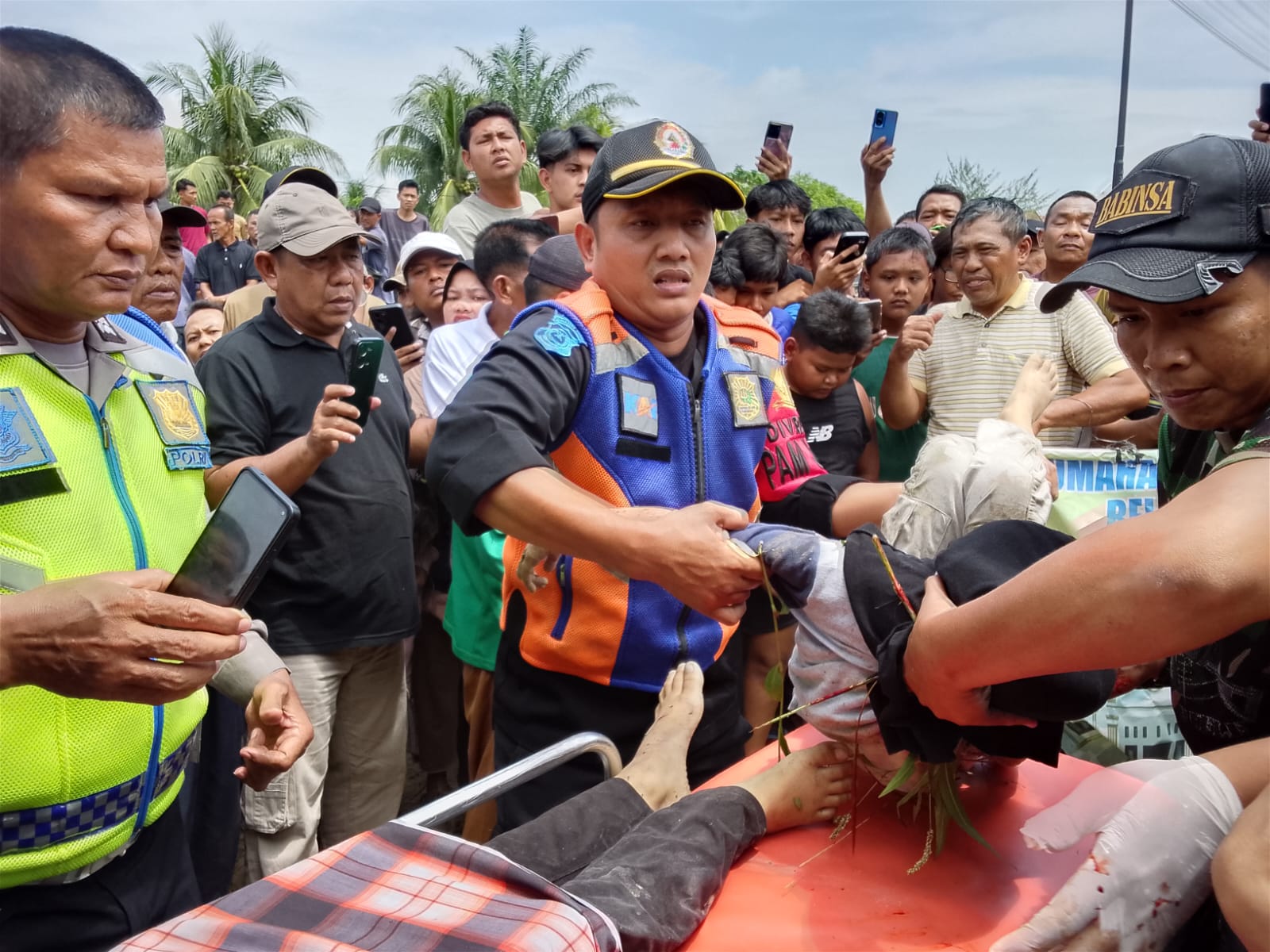 Warga mengevakuasi korban yang ditabrak kreta api. 