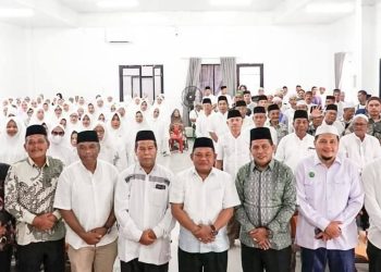 Wakil Bupati Labuhanbatu H Jamri beserta ratusan calon jemaah haji berfoto bersama.