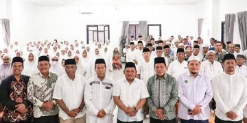 Wakil Bupati Labuhanbatu H Jamri beserta ratusan calon jemaah haji berfoto bersama.
