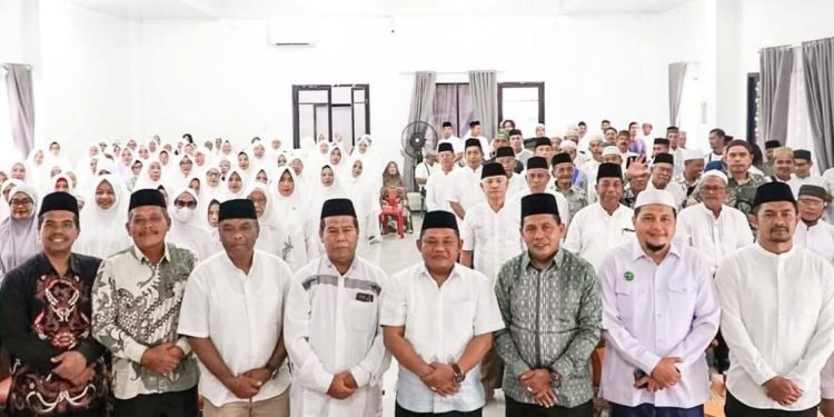 Wakil Bupati Labuhanbatu H Jamri beserta ratusan calon jemaah haji berfoto bersama.