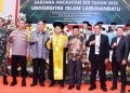 Wakil Bupati Labuhanbatu H Jamri (tengah) beserta unsur Forkopimda berfoto bersama dalam acara wisuda Universitas Islam Labuhanbatu di Ballroom Suzuya Hotel Rantauprapat. 