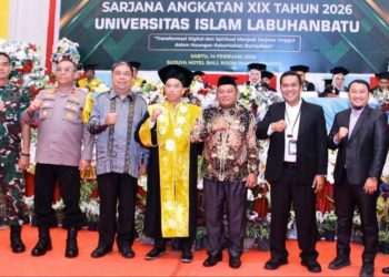 Wakil Bupati Labuhanbatu H Jamri (tengah) beserta unsur Forkopimda berfoto bersama dalam acara wisuda Universitas Islam Labuhanbatu di Ballroom Suzuya Hotel Rantauprapat. 