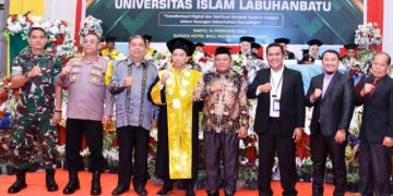Wakil Bupati Labuhanbatu H Jamri (tengah) beserta unsur Forkopimda berfoto bersama dalam acara wisuda Universitas Islam Labuhanbatu di Ballroom Suzuya Hotel Rantauprapat. 