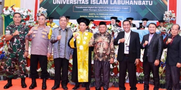 Wakil Bupati Labuhanbatu H Jamri (tengah) beserta unsur Forkopimda berfoto bersama dalam acara wisuda Universitas Islam Labuhanbatu di Ballroom Suzuya Hotel Rantauprapat. 