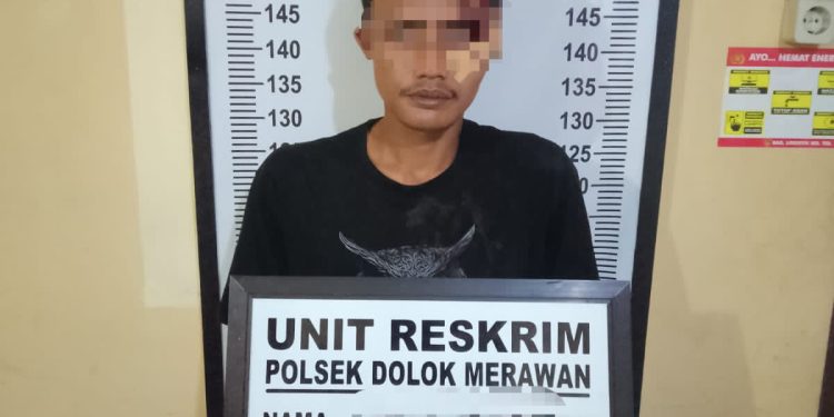 Tersangka pelaku curanmor saat di kantor polisi.