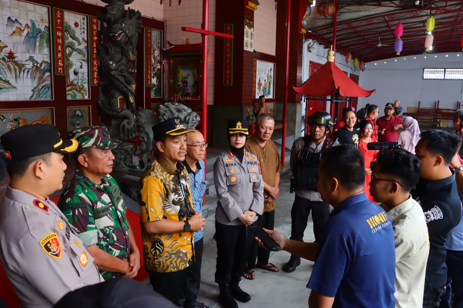 Kapolres Tebing Tinggi saat memantau lokasi perayaan Imlek di vihara. 