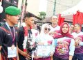 Bupati Labuhanbatu dr Hj Maya Hasmita saat berfoto bersama dengan juara lomba lari 10 kilometer.
