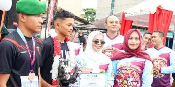 Bupati Labuhanbatu dr Hj Maya Hasmita saat berfoto bersama dengan juara lomba lari 10 kilometer.