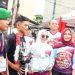 Bupati Labuhanbatu dr Hj Maya Hasmita saat berfoto bersama dengan juara lomba lari 10 kilometer.