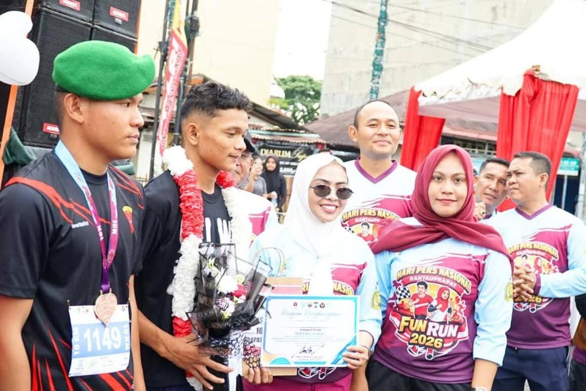 Bupati Labuhanbatu dr Hj Maya Hasmita saat berfoto bersama dengan juara lomba lari 10 kilometer.