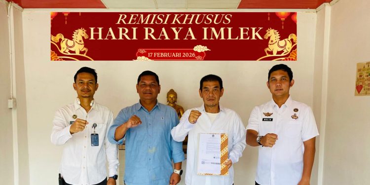 Seorang Warga Binaan Lapas Kelas IIA Labuhan Ruku Terima Remisi Khusus