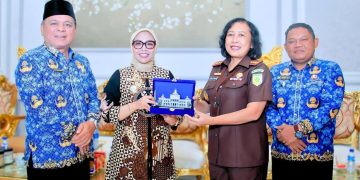 Bupati Labuhanbatu dr Hj Maya Hasmita (dua dari kiri dan Kepala Kejaksaan Negeri Labuhanbatu Asnath Anytha Idatua Hutagalung, SH, MH (dua dari kanan). 