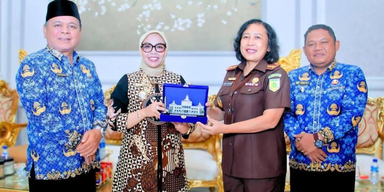 Bupati Labuhanbatu dr Hj Maya Hasmita (dua dari kiri dan Kepala Kejaksaan Negeri Labuhanbatu Asnath Anytha Idatua Hutagalung, SH, MH (dua dari kanan). 