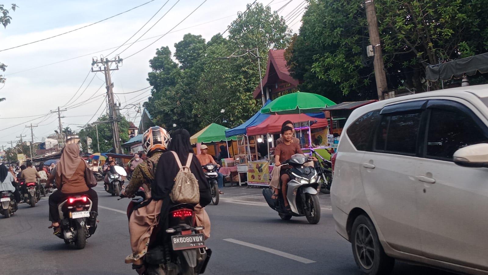 Hari Pertama Ramadan, Warga Kisaran Ramai Berburu Takjil
