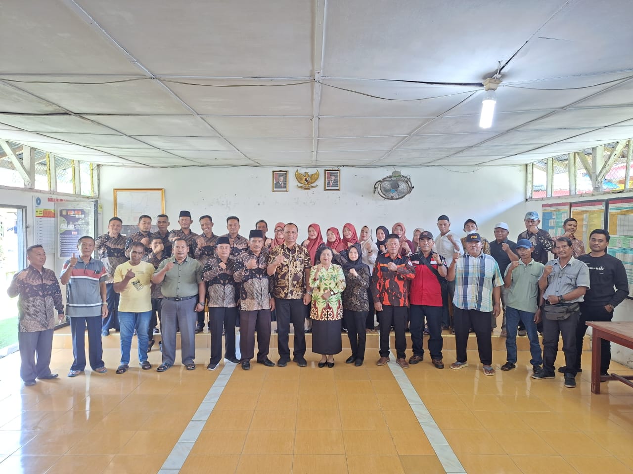 Camat Meranti saat foto bersama 