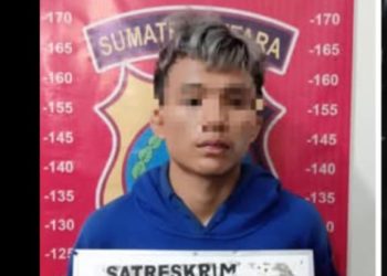 Tersangka pencuri sepedamotor saat di kantor polisi.