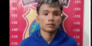 Tersangka pencuri sepedamotor saat di kantor polisi.