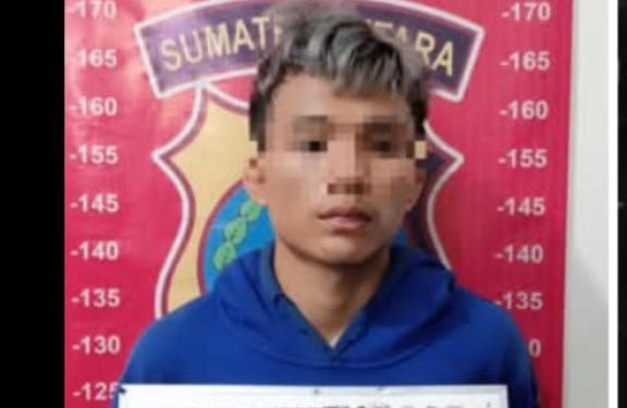 Tersangka pencuri sepedamotor saat di kantor polisi.