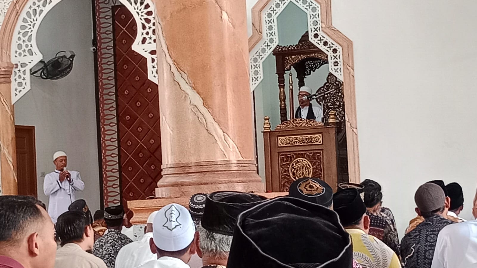 Warga padati Masjid Besar Nurul Huda untuk Sholat Jumat Pertama di Bulan Ramadhan