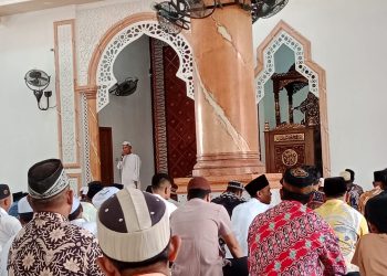 Warga Meranti Padati Masjid Besar Nurul Huda untuk Sholat Jumat Pertama di Bulan Ramadhan