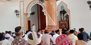 Warga Meranti Padati Masjid Besar Nurul Huda untuk Sholat Jumat Pertama di Bulan Ramadhan