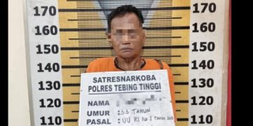 Tersangka saat di kantor polisi.