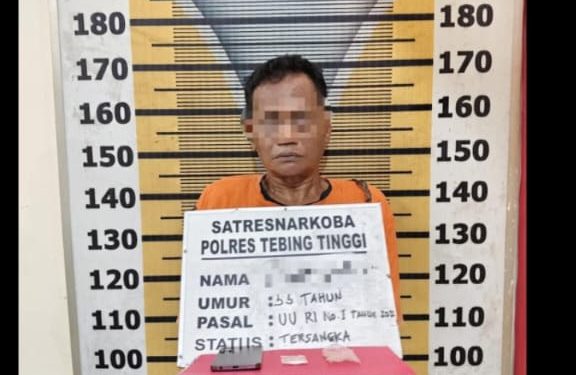 Tersangka saat di kantor polisi.