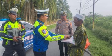Polres Tanjungbalai Gerak Cepat Salurkan Bantuan Kepada Kakek Darwin 