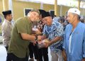 Bupati Labuhanbatu Utara, Hendri Yanto Sitorus, menyerahkan tali asih guru magrib mengaji, bilal mayit, dan nazir masjid