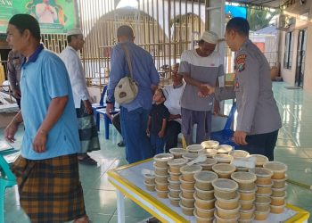 Polres Tanjungbalai Bagikan Ratusan Cup Takjil ke Warga