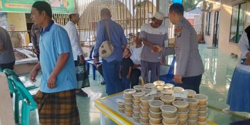 Polres Tanjungbalai Bagikan Ratusan Cup Takjil ke Warga