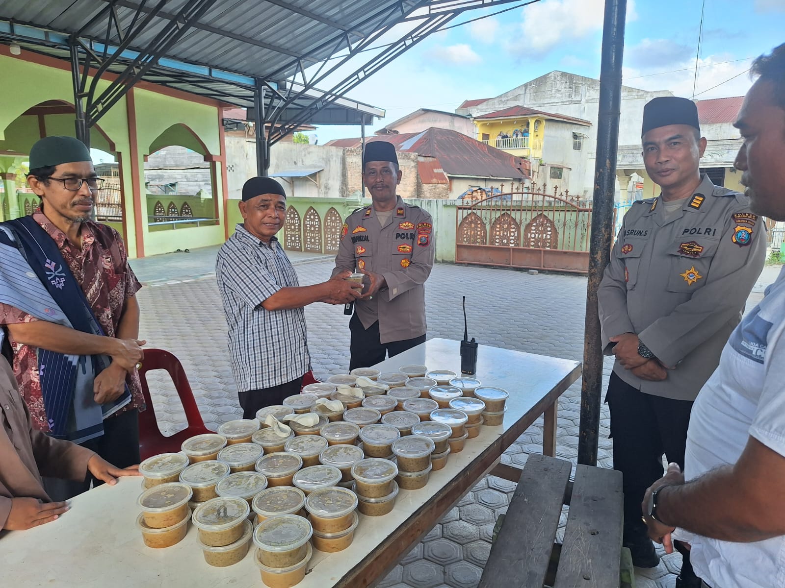 Polres Tanjungbalai Bagikan Ratusan Cup Takjil ke Warga