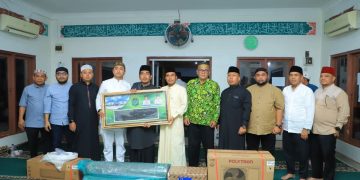 Pemkab Labura menyerahkan bantuan kepada BKM Masjid Nurul Iman berupa empat gulung sajadah, satu unit AC, dan satu unit jam digital. 